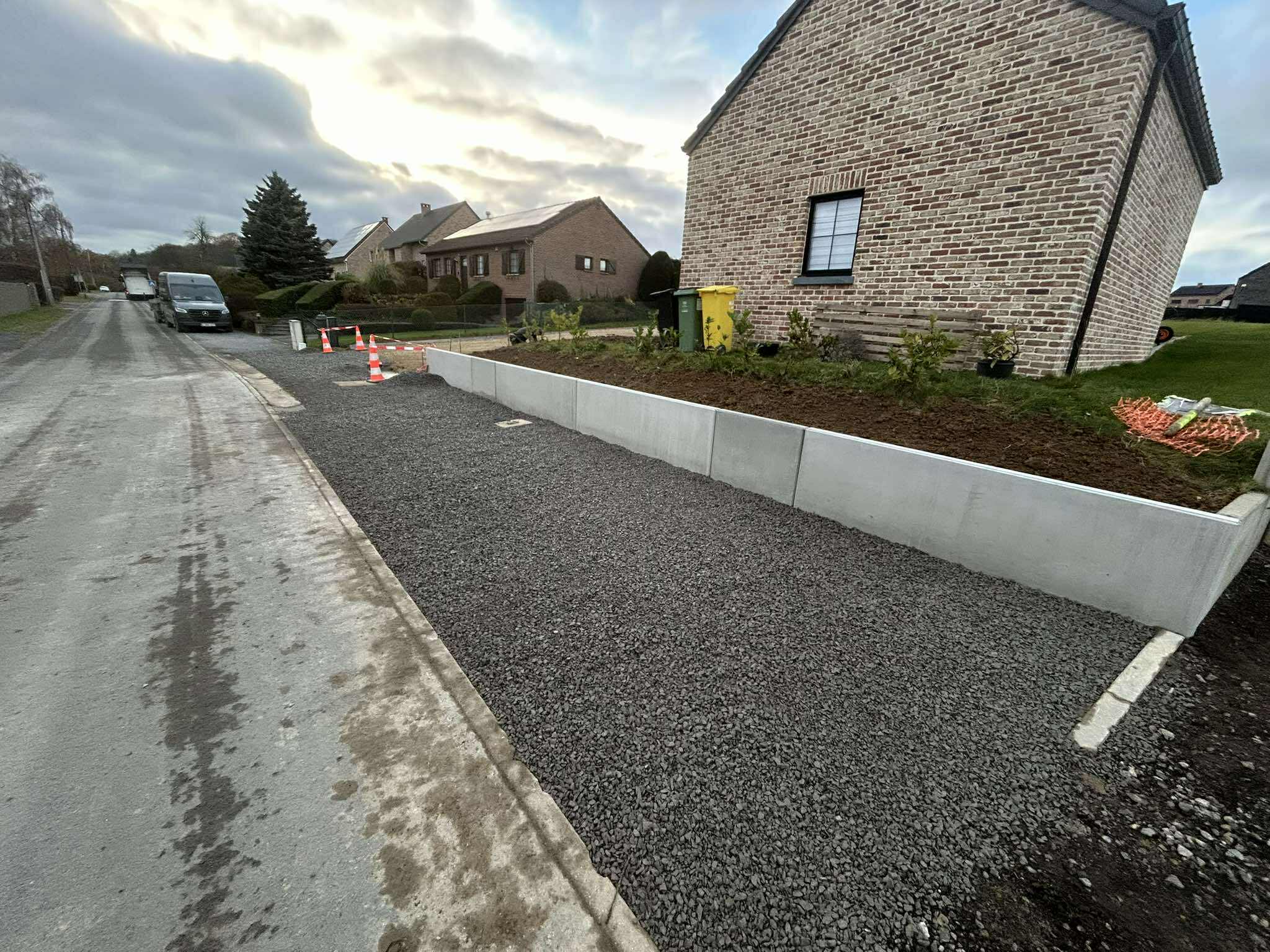 Empierrement & soutènement béton à Modave — chantier de aménagement réalisé par Bryan Prevot